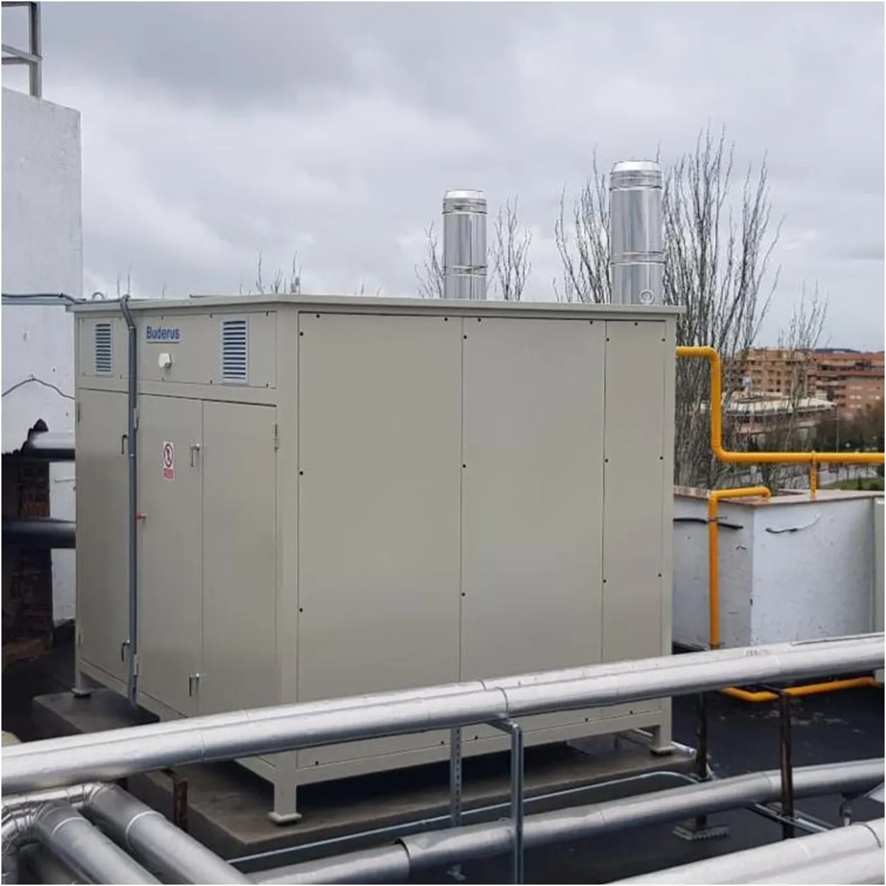 Equipo de calefacción instalado en la azotea de un edificio